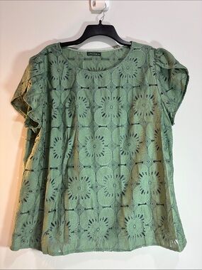 Ofeefan Green Eyelet Floral Short Sleeve Top. Sz XXL. 0016